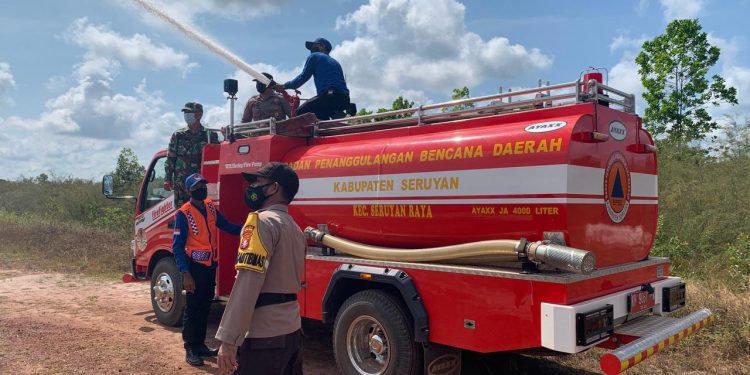 Polsek Danau Sembuluh Lakukan Penyemprotan Lahan Rawan Kebakaran
