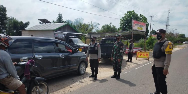 PPKM Darurat, Polsek Hanau Terus Lakukan Penyekatan