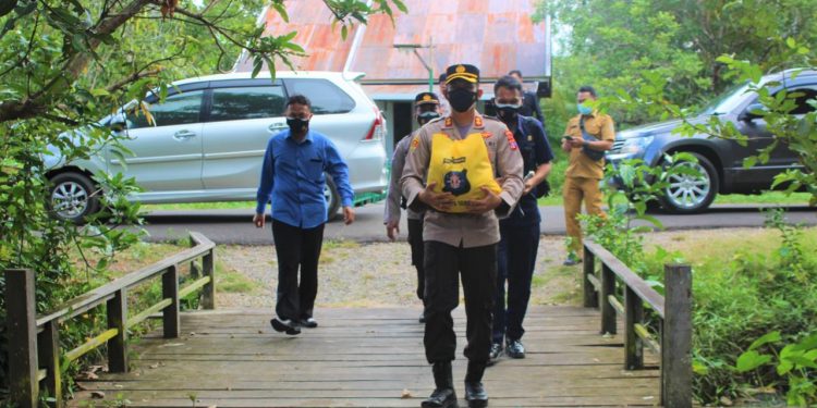 Kapolres Seruyan Serahkan Bansos Kepada Masyarakat Desa Pematang Limau