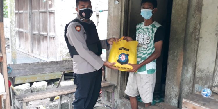 Polsek Hanau Berikan Bansos Ke Masyarakat yang Terdampak Covid-19