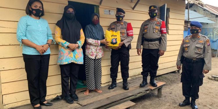 Kasat Binmas dan Polwan Polres Seruyan Serahkan Bantuan Covid-19