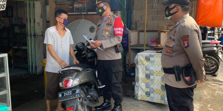 Sat Binmas Sosialisasi PPKM Level 4 di Pasar Saik Kuala Pembuang