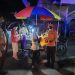 Kapolres Seruyan Bagikan Paket Sembako ke PKL di Kuala Pembuang