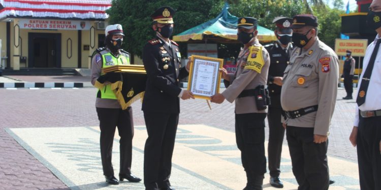 Kapolres Seruyan Pimpin Upacara Pemberian Reward Kepada Personel Berprestasi