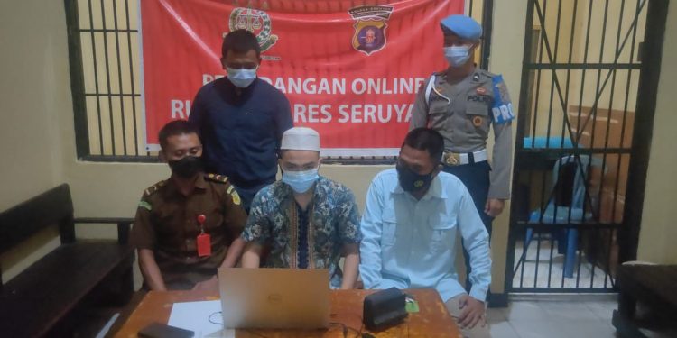 Tahanan Pada Rutan Polres Seruyan Laksanakan Sidang Online