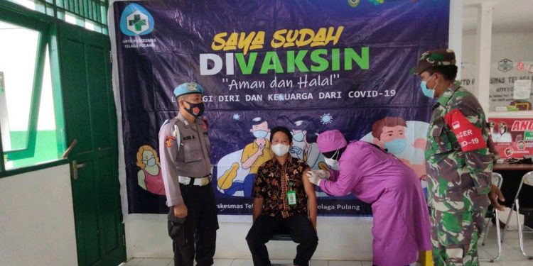 Polsek Danau Sembuluh Bersama Koramil 1015-15 Telaga Pulang Kawal Vaksinasi