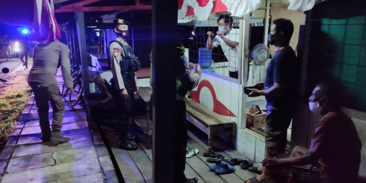 Personil Turjawali Samapta Polres Seruyan Patroli ke Tempat Tongkrongan Warga