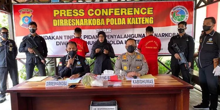 Polda Kalteng Amankan Tersangka dan Barbuk Sabu Lebih 800 Gram