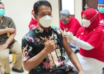 Tenaga Kesehatan RSUD dr. H. Soemarno Sosroatmodjo Kuala Kapuas Terima Vaksinasi Booster