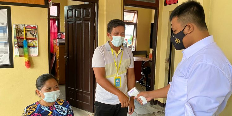 Anggota Sat Tahti Cek Makanan yang Dibawa Keluarga Tahanan