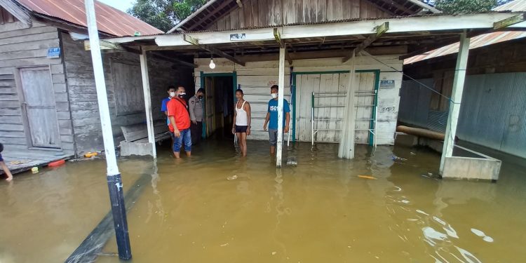 Anggota Polsek Hanau Lakukan Patroli di Lokasi Banjir
