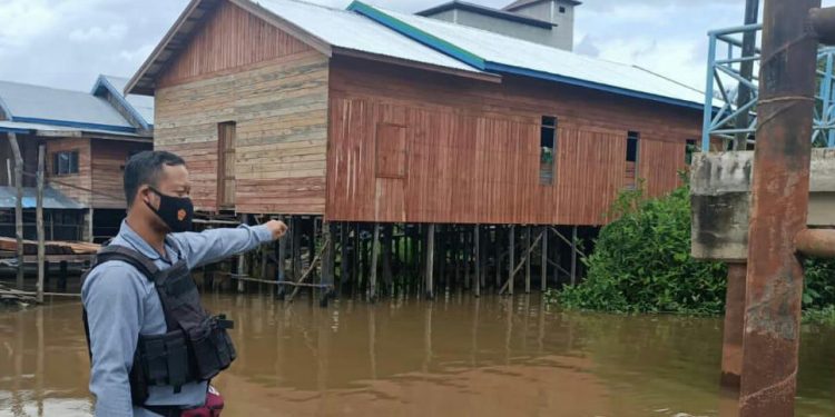 Polsek Danau Sembuluh Pantau dan Sosialisasikan Kenaikan Debit Air