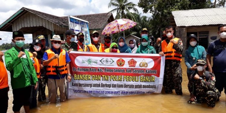 Kapolsek Hanau Serahkan Bantuan di Sejumlah Desa yang Banjir
