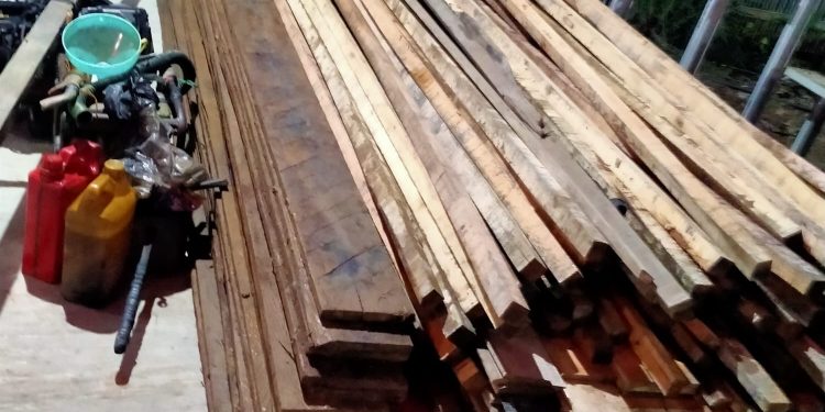 Polsek Kapuas Barat Amankan Klotok Muat Kayu Ilegal