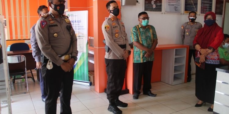 Kapolres Seruyan Meninjau Pelayanan di Kantor PTSP dan Dukcapil Seruyan