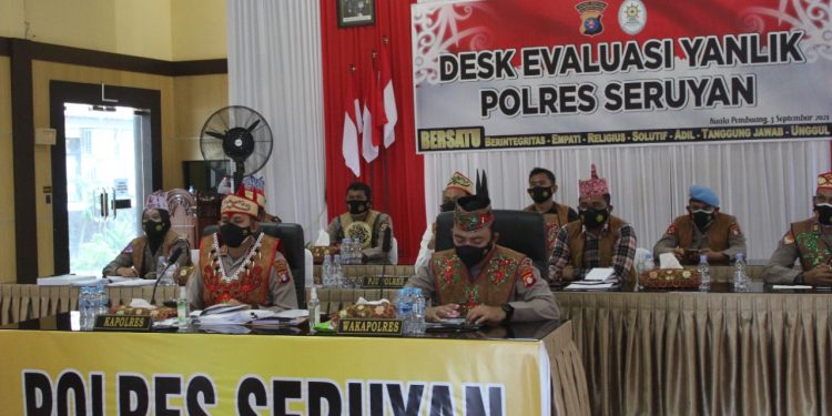 Kapolres Seruyan Berpakaian Adat Dayak Pimpin FGD Evaluasi Pelayanan Publik