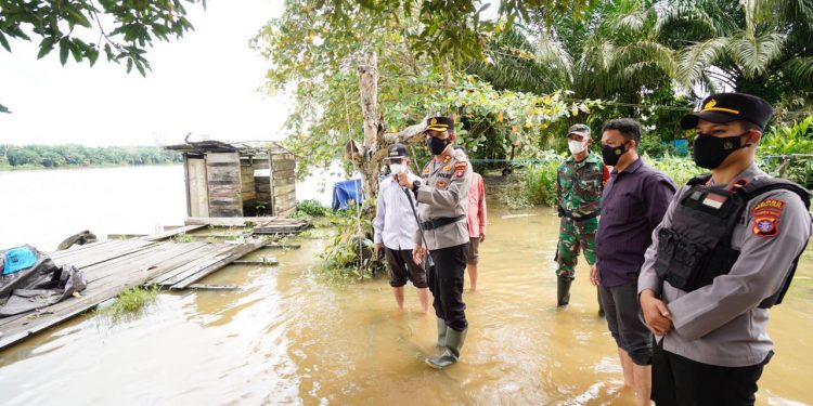 Kapolres Seruyan Pantau Banjir di Desa Tanjung Hara
