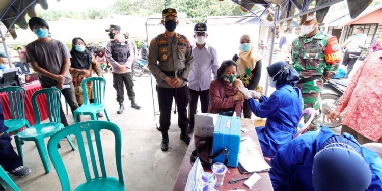 Kapolres Seruyan Tinjau Vaksinasi Massal di Desa Tanjung Hara