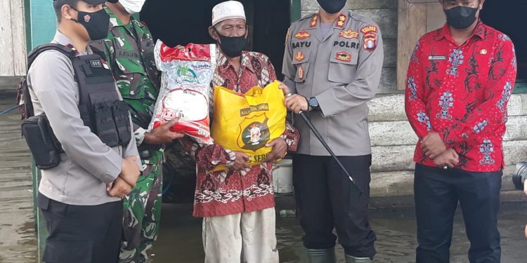 Peduli Korban Banjir, Kapolres Seruyan Salurkan Bantuan Sembako
