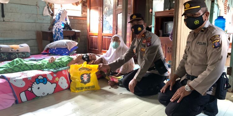 Polres Seruyan Bakti Sosial Bagikan Sembako ke Warga Kurang Mampu