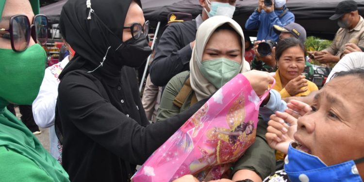 TP PKK Provinsi Kalteng Salurkan Bantuan Bagi Korban Banjir Katingan