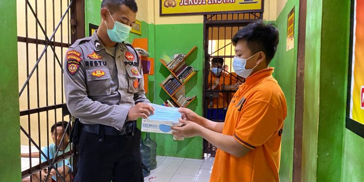 Sat Tahti Polres Seruyan Memberikan Perlengkepan Kebersihan Tahanan
