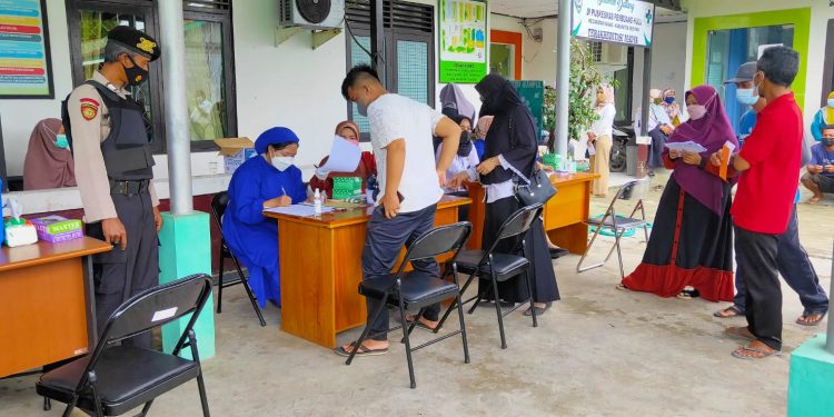 Polsek Hanau Amankan Kegiatan Vaksinasi di PKM Pembuang Hulu