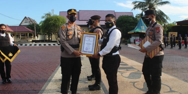 Kapolres Seruyan Pimpin Upacara Pemberian Reward Personel Berprestasi