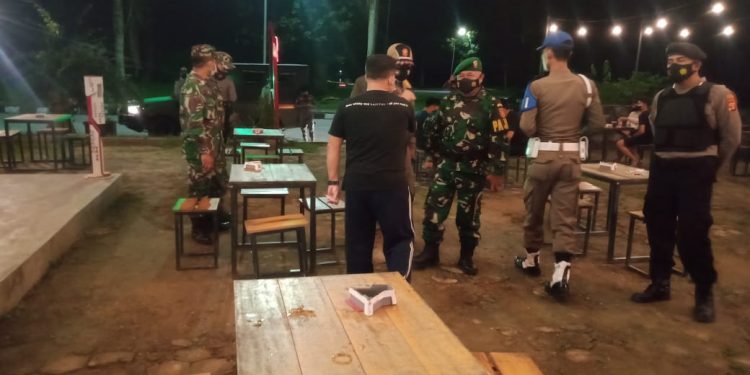 Patroli Gabungan Kodim Kukar Sambangi Cafe dan Berikan Himbauan Prokes