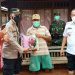 Kapolsek Danau Sembuluh Kawal Bupati Bagikan Bansos ke Warga