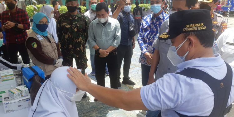 Kebut Vaksinasi Covid-19, Gubernur Kalteng Tinjau Vaksinasi Pelajar