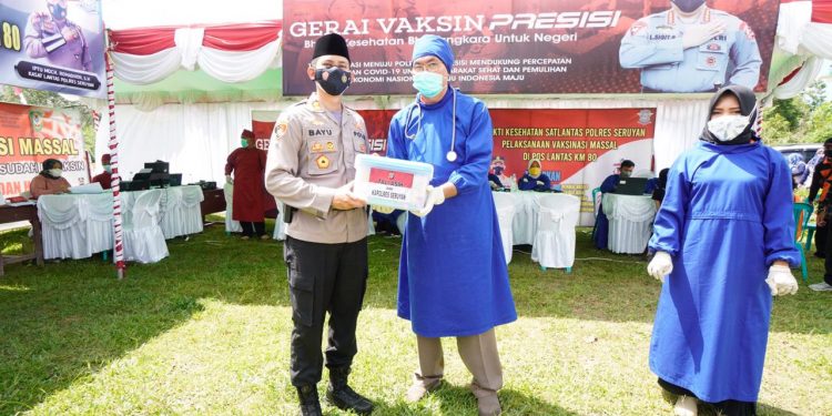 Kapolres Seruyan Berikan Bansos ke Warga dan Vaksinator