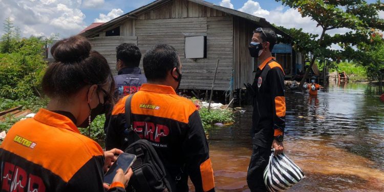 Tim ERP Bagikan Ratusan Paket Sembako Untuk Korban Banjir
