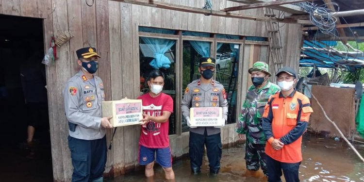 Kapolres Seruyan Bersama Ketua Bhayangkari Berikan Bantuan Sembako di Desa Bangkal