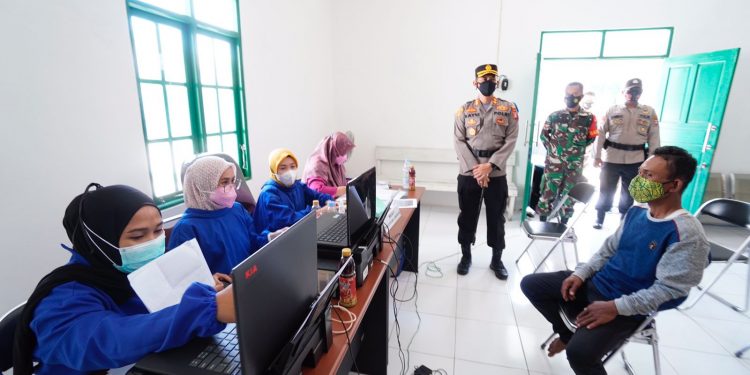 Kapolres Seruyan Cek Dan Tinjau Vaksinasi Massal di Gerai Presisi