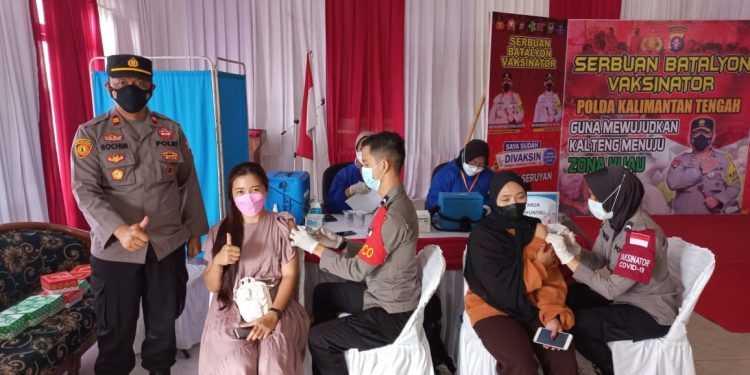 Tim Serbuan Batalyon Vaksinator Polda Kalteng Gelar Vaksinasi di Hanau
