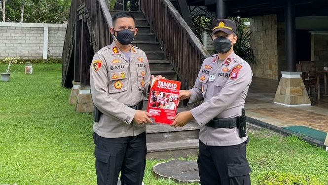 Kapolres Seruyan Serahkan Tabloid SERDA BETAN ke Kapolsek Hanau