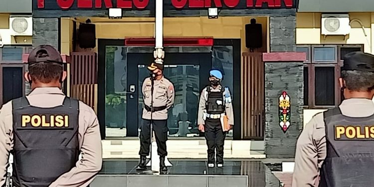 Waka Polres Seruyan Pimpin Apel Pagi di Halaman Mapolres