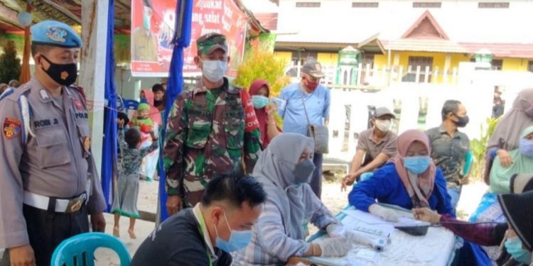 Polsek Danau Sembuluh Awasi Pelaksanaan Vaksinasi di Desa