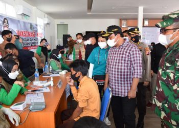 Wagub Edy Pratowo Tinjau Vaksinasi Massal Pelajar di Kapuas