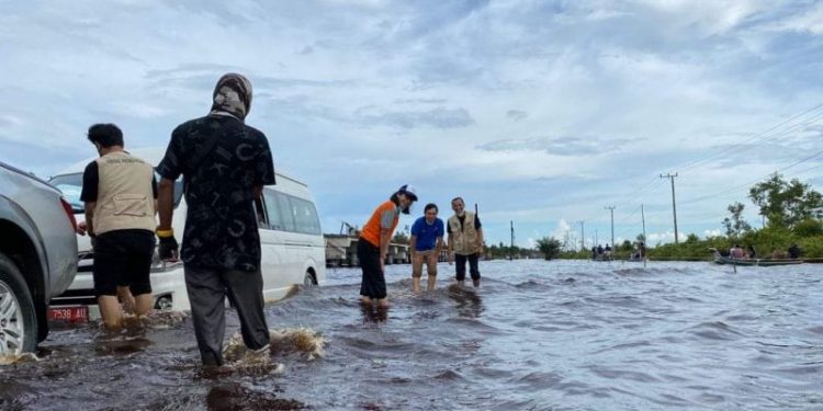 Ratusan Kendaraan Terjebak Antrean Panjang Jl Palangka Raya-Bukit Rawi        