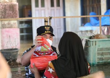 Gubernur Kalteng, H. Sugianto Sabran, Bagikan Bantuan Banjir di Kuala Kuayan