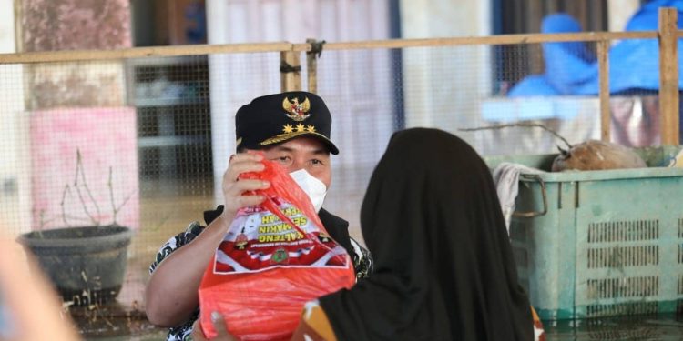 Gubernur Kalteng, H. Sugianto Sabran, Bagikan Bantuan Banjir di Kuala Kuayan