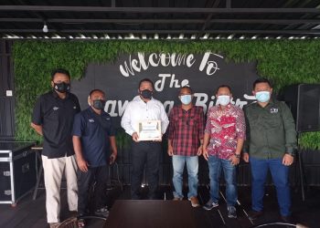 IJTI Kalteng Sematkan AKBP Timbul Siregar Penghargaan Kemitraan