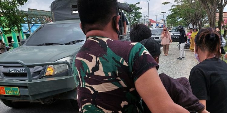 Aksi Gerak Cepat, Danramil Penajam Bantu Warga Kecelakaan di Jalan Raya