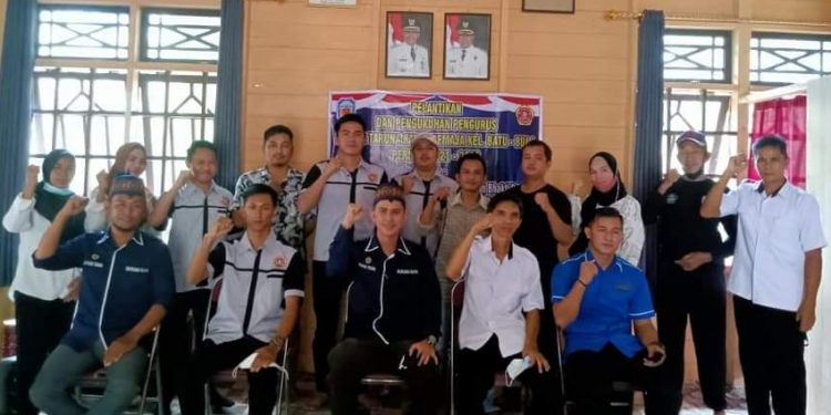 Khalid Ilmi Lantik 30 Anggota Karang Taruna Dari 2 Desa Masa Bakti 2021-2026