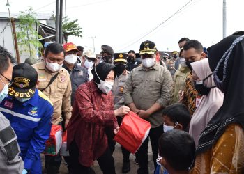 Wagub Dampingi Mensos Risma Tinjau Dapur Umum Korban Banjir