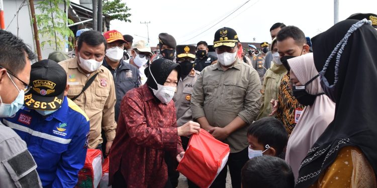 Wagub Dampingi Mensos Risma Tinjau Dapur Umum Korban Banjir