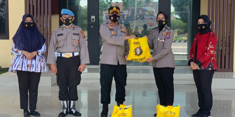 Kasat Binmas Seruyan Berbagi Sembako Kepada Warga   