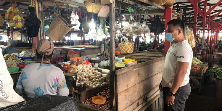 Anggota Sat Intelkam Polres Seruyan Rutin Pantau Harga di Pasar